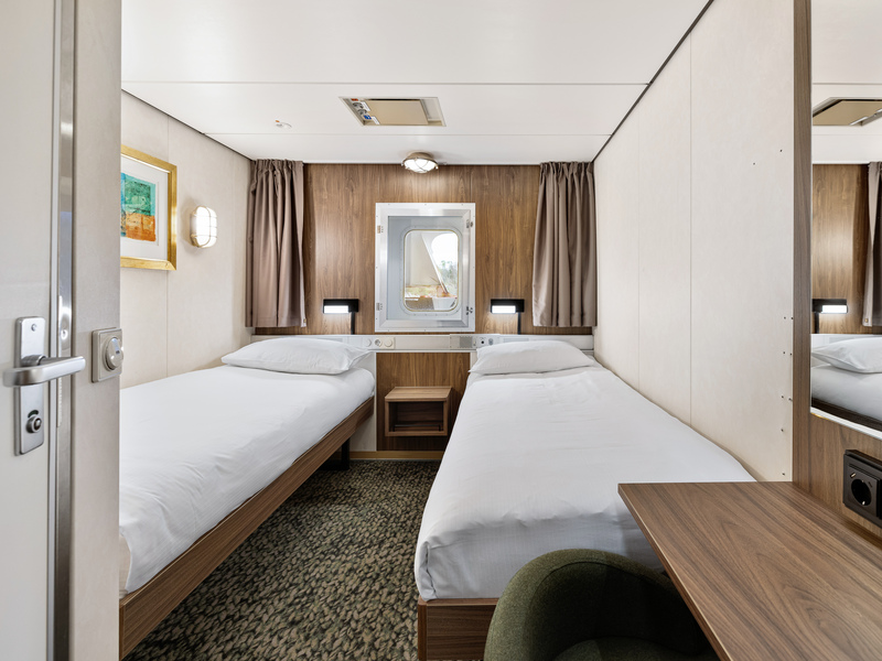 Polar Outside | Twin on lower or upper deck with window (restricted view)